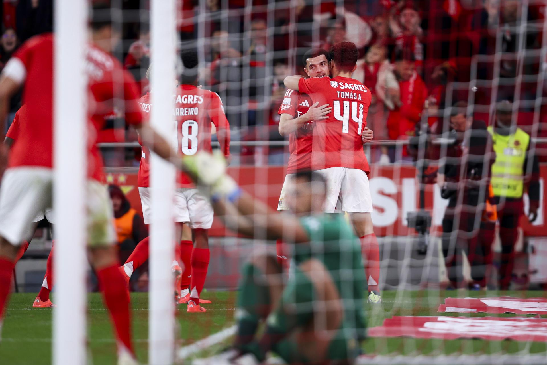 El jugador del Benfica Zeki Amdouni (2-d) celebra con su compañero Tomas Araujo (d) un gol durante el partido de la Liga de Portugal que han jugado SL Benfica y Estoril Praia en el estadio Da Luz Stadium en Lisboa, Portugal. EFE/EPA/FILIPE AMORIM 