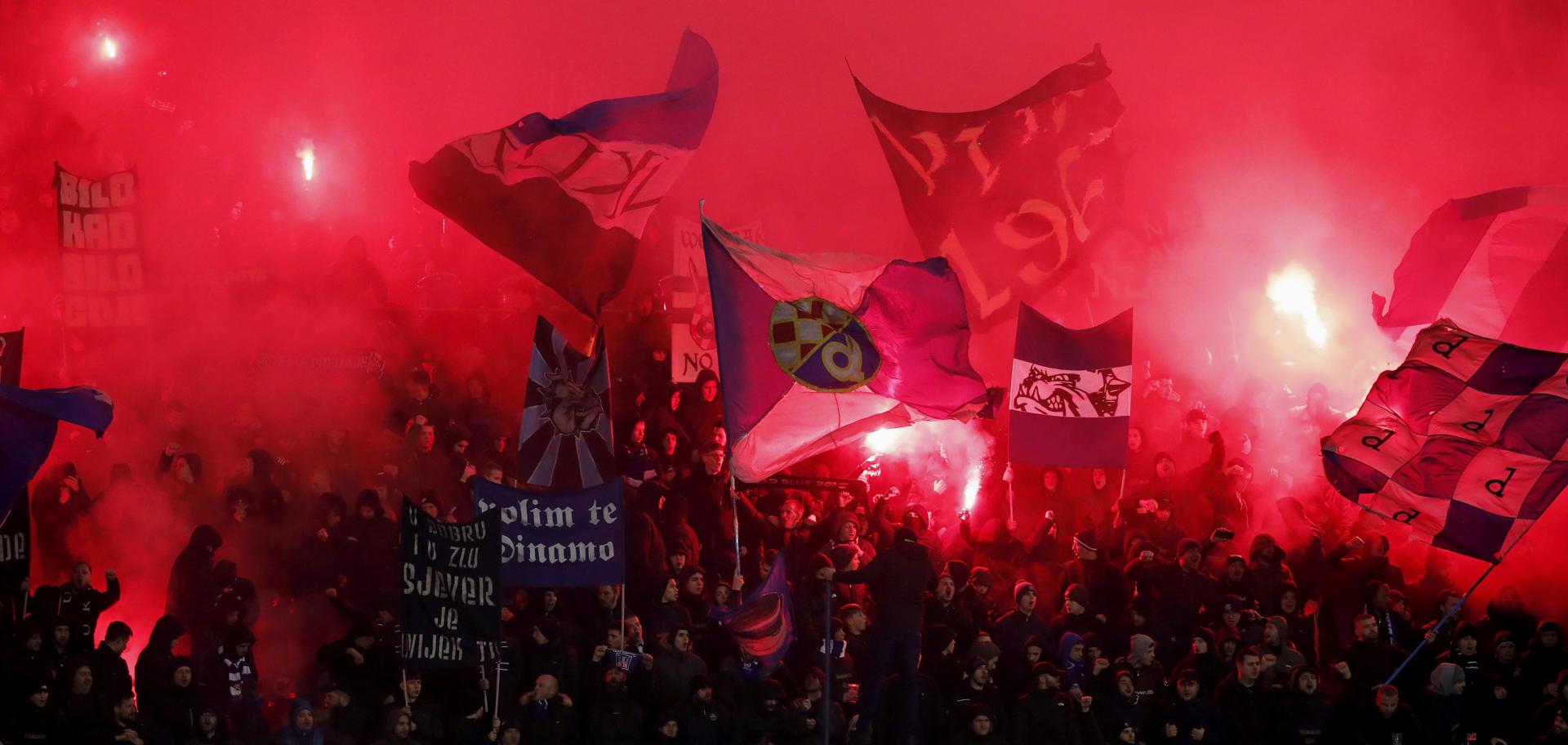 Hinchas del Dinamo durante el partido de la sexta jornada de la UEFA Champions League que han jugado Dinamo Zagreb y Celtic en Zagreb, Croacia. EFE/EPA/ANTONIO BAT 