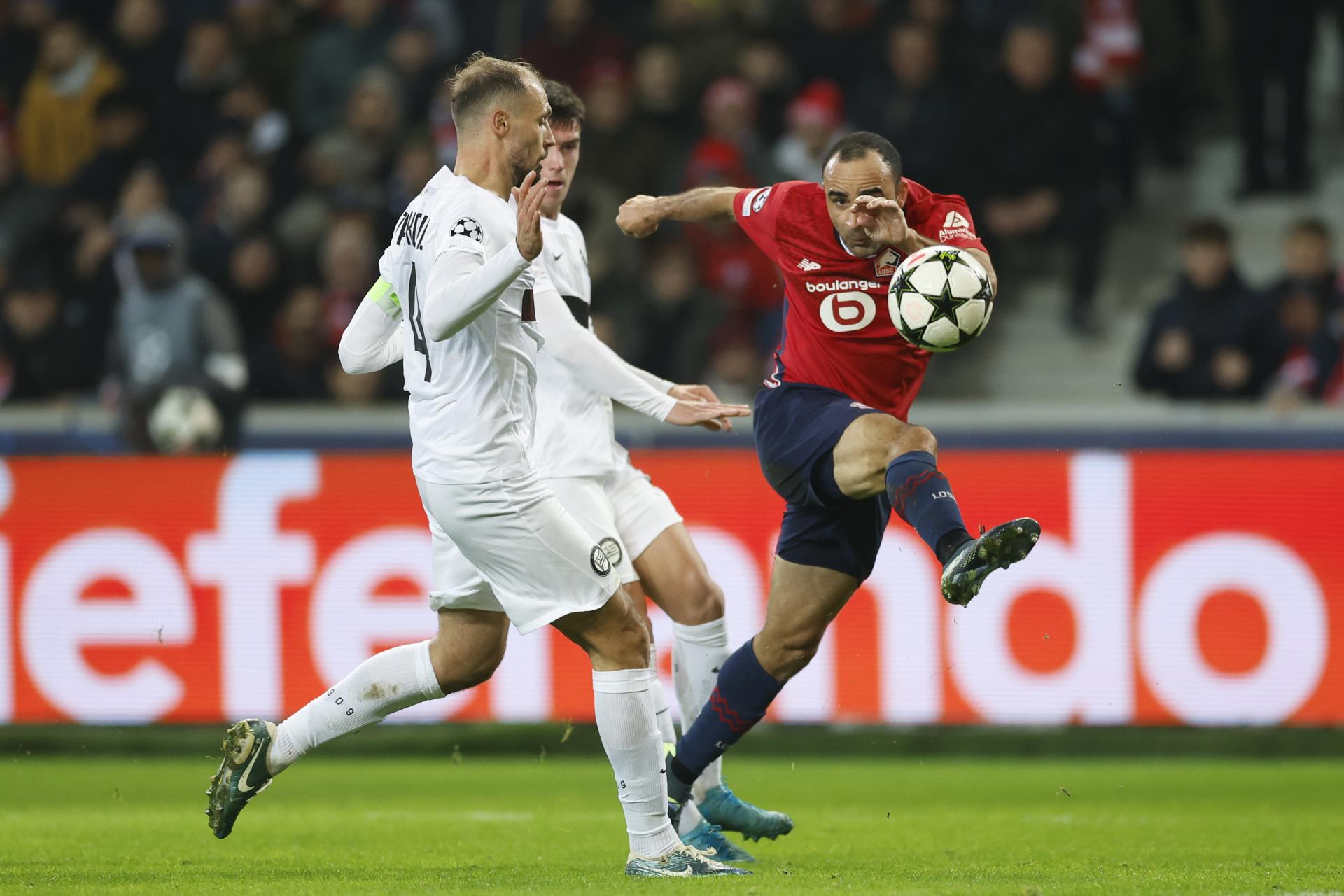 El jugador del Lille Ismaily Goncalves Santos (d) durante el partido de la UEFA Champions League que han jugado LOSC Lille y Sturm Graz en Lille, Francia. EFE/EPA/MOHAMMED BADRA 