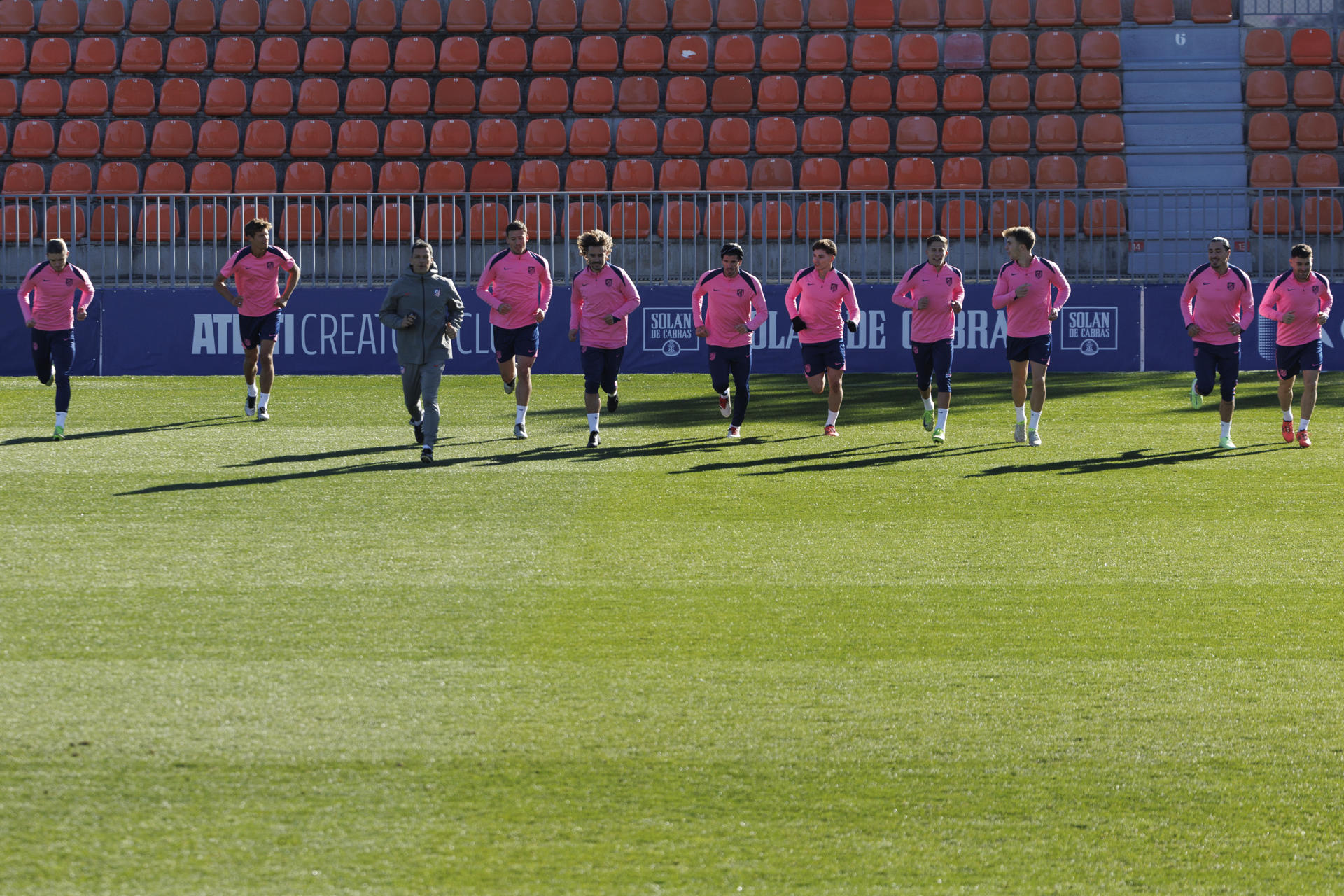Los titulares del Atlético de Madrid ante el Sevilla, en el entrenamiento de este martes. EFE/Sergio Pérez 