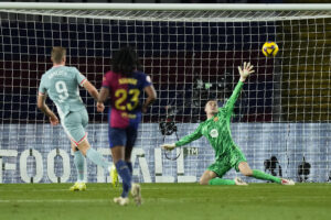 El delantero noruego del Atlético de Madrid Alexander Sørloth (i) marca su gol durante el partido de la jornada 18 de LaLiga entre el FC Barcelona y el Atlético de Madrid, este sábado en el estadio olímpico Lluis Companys. EFE/Siu Wu