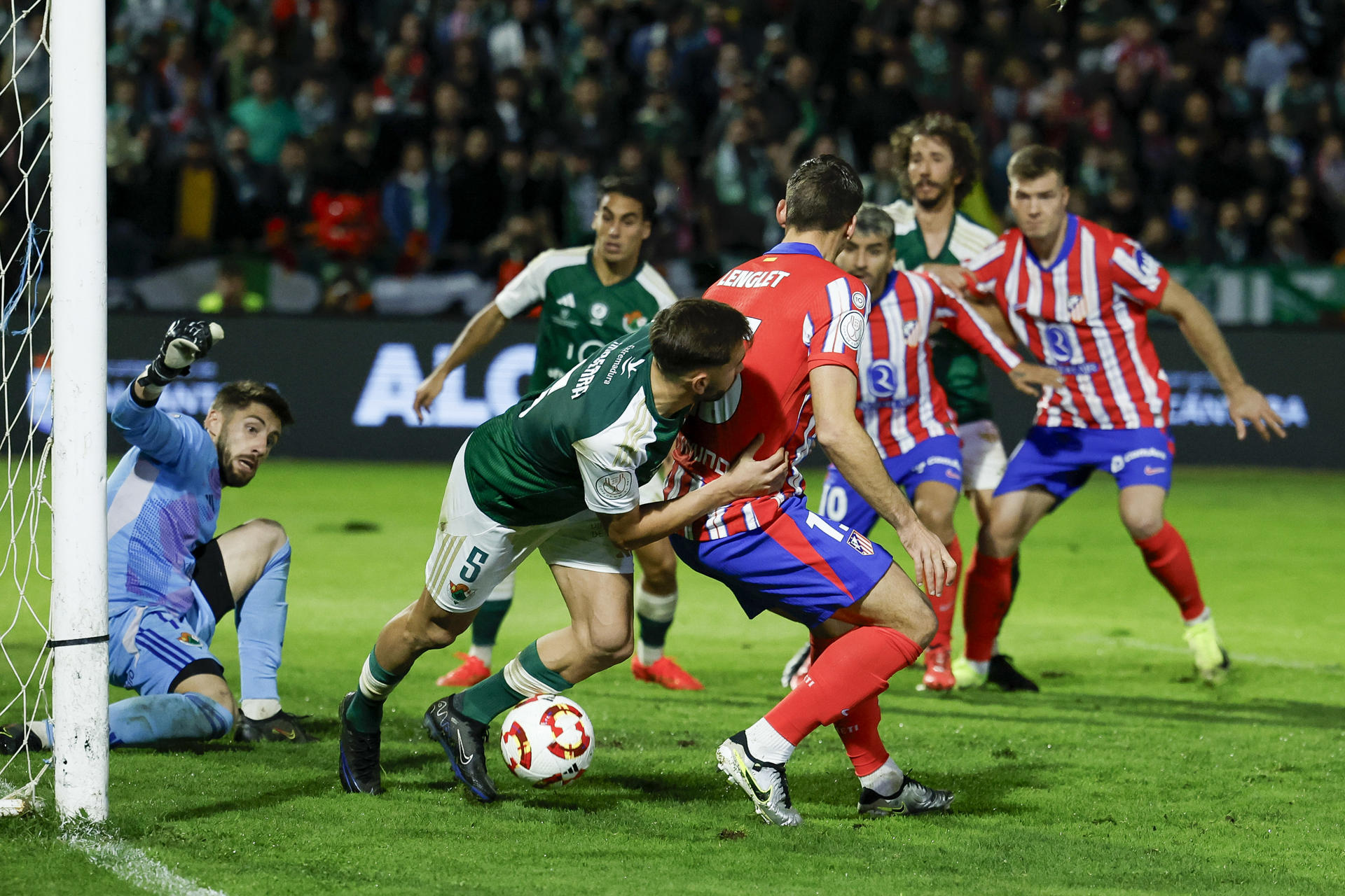 Lenglet disputa un balón con el defensa del Cacereño José Ramón de Diego. EFE/ Julio Muñoz 