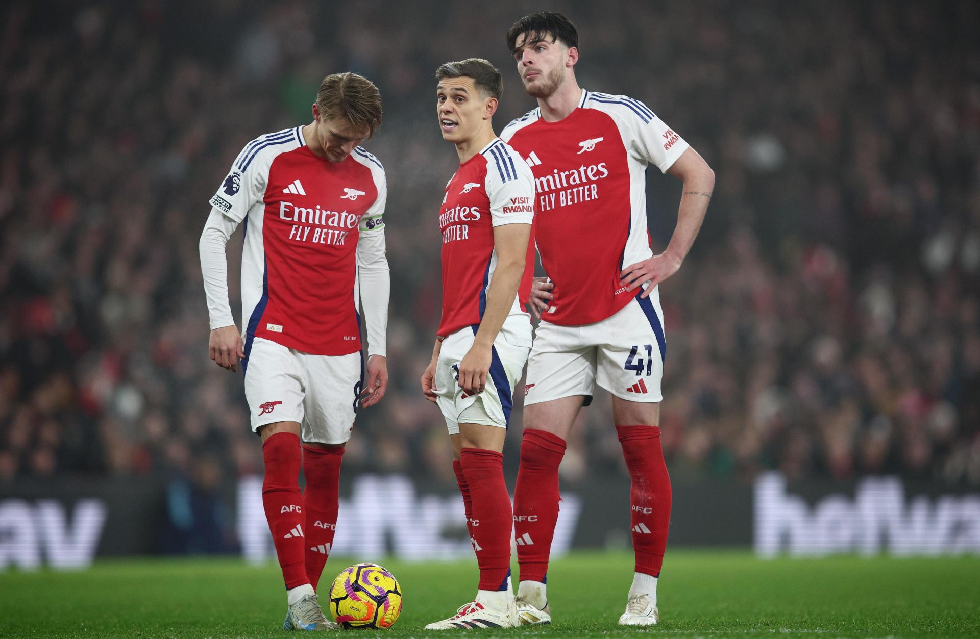 Odegaard, Trossard y Declan Rice. EFE/EPA/DAVID CLIFF. 