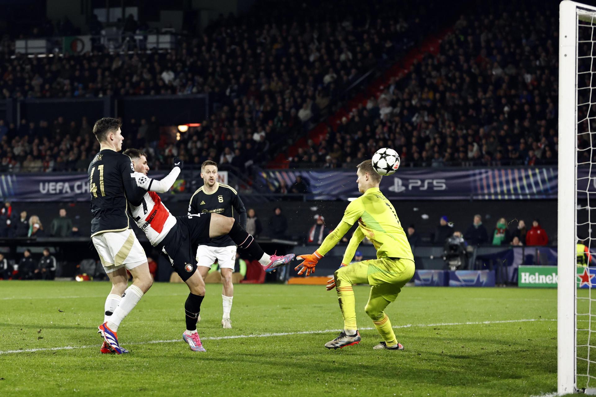 El delantero mexicano Santiago Gimenez (d), de Feyenoord, marca durante el partido de la sexta jornada de la UEFA Champions League que han juagdo Feyenoord Rotterdam y AC Sparta Prague en Rotterdam, Países Bajos. EFE/EPA/MAURICE VAN STEEN