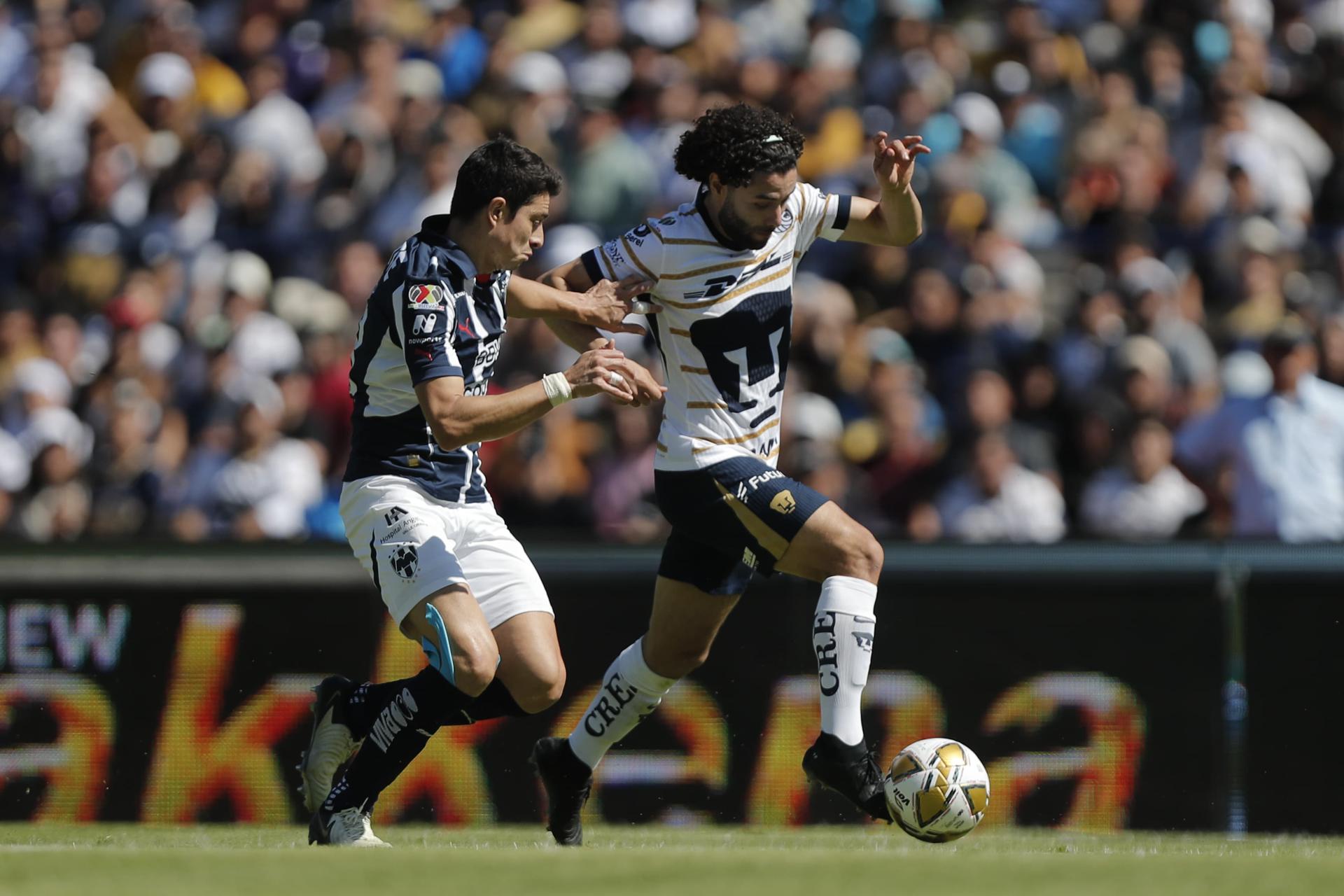 César Huerta de Pumas (d) disputa el balón con John Medina (i) de Monterrey este domingo, durante el juego de vuelta de cuartos de final del torneo mexicano de fútbol celebrado en el Estadio Olímpico Universitario, en Ciudad de México (México). EFE/Isaac Esquivel 