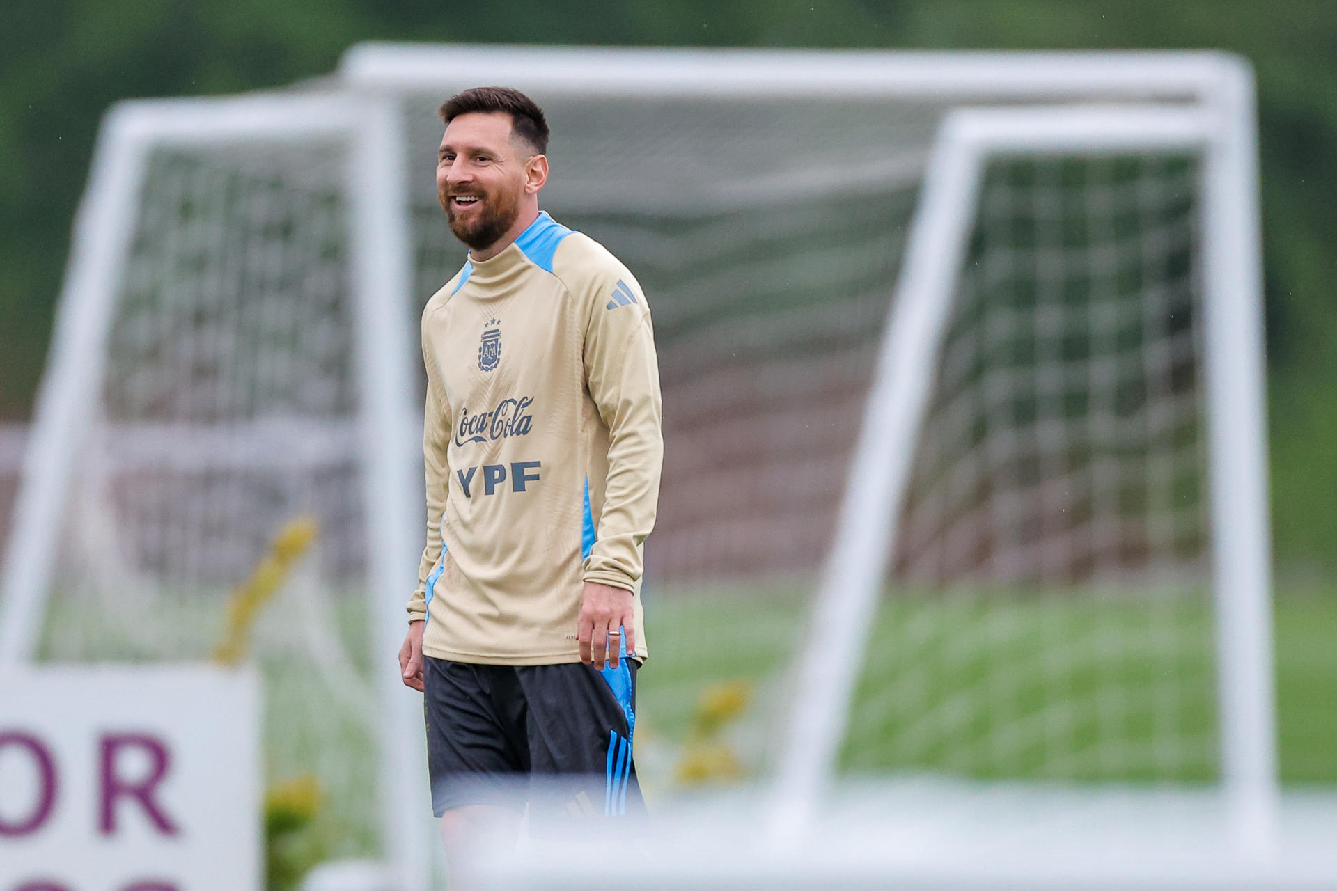 AME7150. BUENOS AIRES (ARGENTINA), 14/10/2024.- Lionel Messi de Argentina participa en un entrenamiento este lunes, en el Predio de Ezeiza, en Buenos Aires (Argentina). La selección Argentina enfrentará a Bolivia por la décima jornada de las Eliminatorias Sudamericanas, que se disputará en el Estadio Monumental de Buenos Aires. EFE/ Juan Ignacio Roncoroni