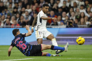 El delantero del Real Madrid Rodrygo Goes (d) chuta ante Jesús Navas, del Sevilla, en el estadio Santiago Bernabéu en foto de archivo de Javier Lizón. EFE