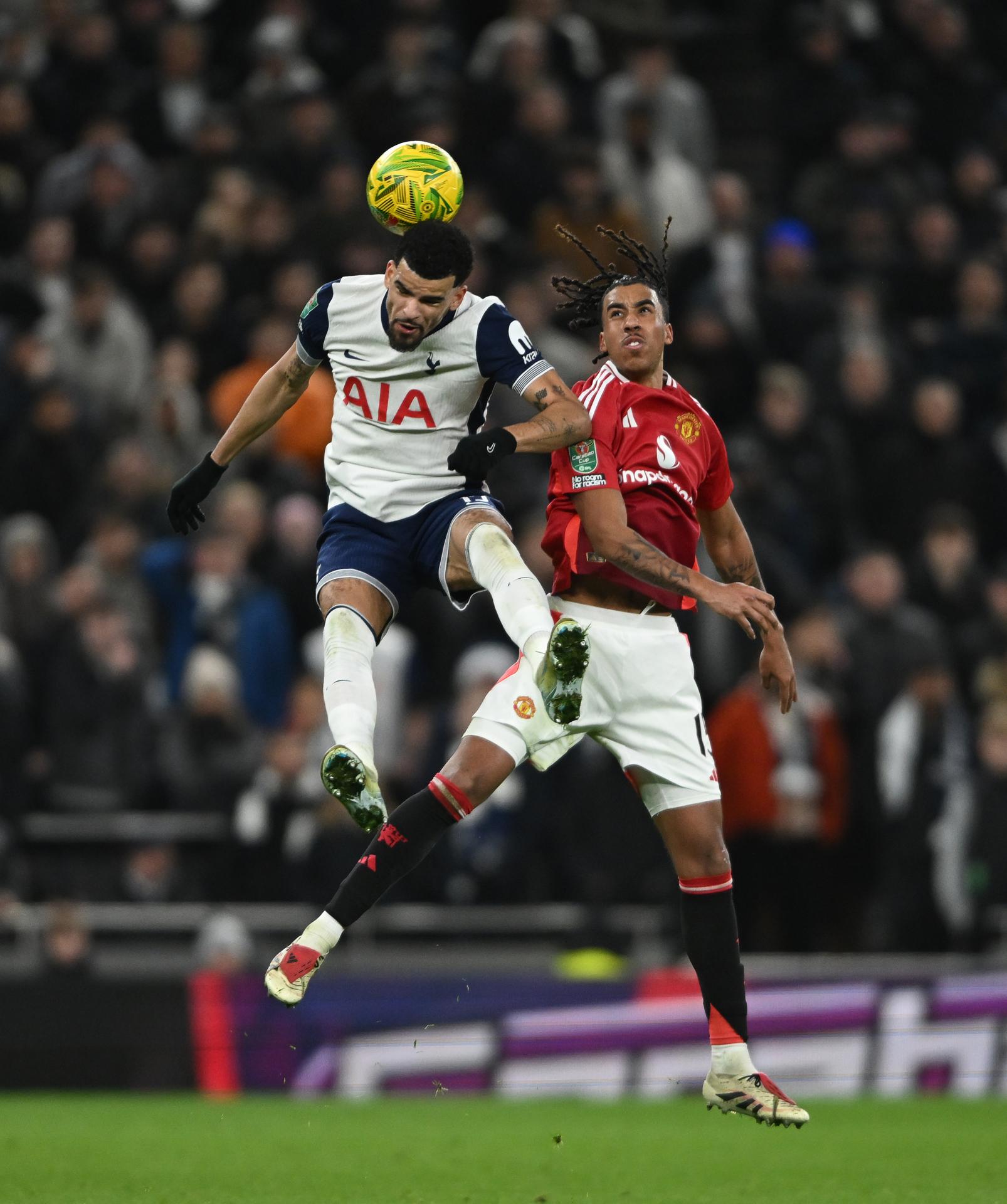 Dominic Solanke salta con Leny Yoro. EFE/EPA/DANIEL HAMBURY
