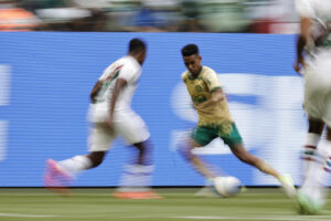 Estevao (d), de Palmeiras, disputa el balón con Jhon Arias, de Fluminense, durante un partido en el estadio Allianz Parque, en Sao Paulo. EFE/ Isaac Fontana