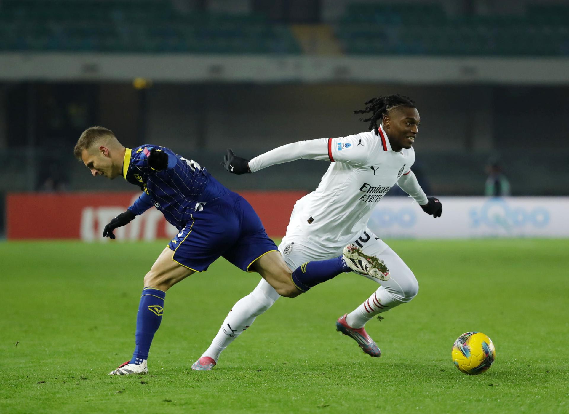Rafael Leao regatea a Darko Lazovic. EFE/EPA/FILIPPO VENEZIA