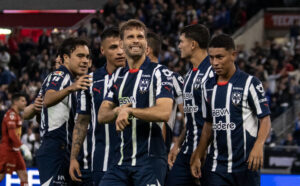 Sergio Canales (c) de Monterrey celebra un gol durante el partido por los cuartos de final del Torneo Apertura 2024 de la Liga MX, entre Monterrey y Pumas en el estadio BBVA, en Monterrey (México). Imagen de archivo. EFE/ Miguel Sierra