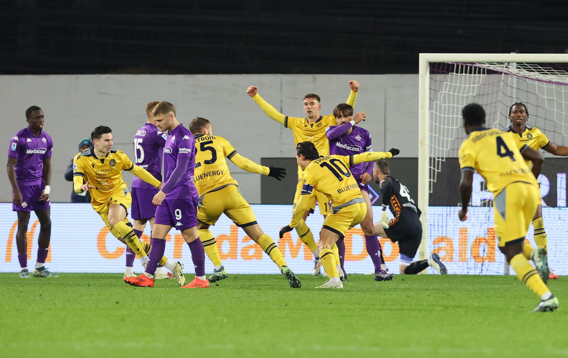 El jugador del Udines Florian Thauvin (10) celebra con sus compañeros el 1-2 durante el partido de la Serie A que han jugado ACF Fiorentina y Udinese Calcio en el Artemio Franchi Stadium ie Florencia Italia. EFE/EPA/CLAUDIO GIOVANNINI 