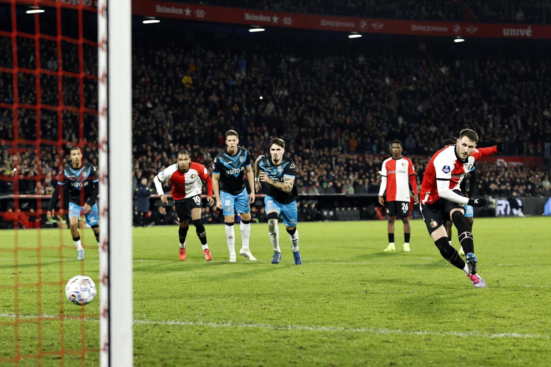 El delantero mexicano del Feyenoord Santiago Gimenez logra el 2-0 durante el partido de la Eredivisieque han jugado Feyenoord y Heracles Almelo en el Feyenoord Stadium, en Rotterdam, Países Bajos. EFE/EPA/MAURICE VAN STEEN 