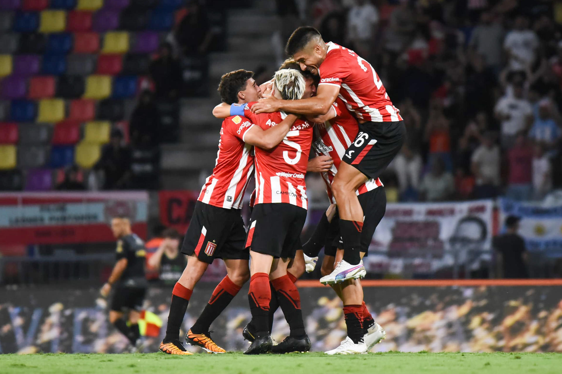 Jugadores de Estudiantes de La Plata celebran este sábado la conquista del Trofeo de Campeones de Superliga al golear por 3-0 al flamante campeón argentino Vélez Sarsfield en el estadio Único Madre de Ciudades, en Santiago del Estero. EFE/ Luis Santillán. 