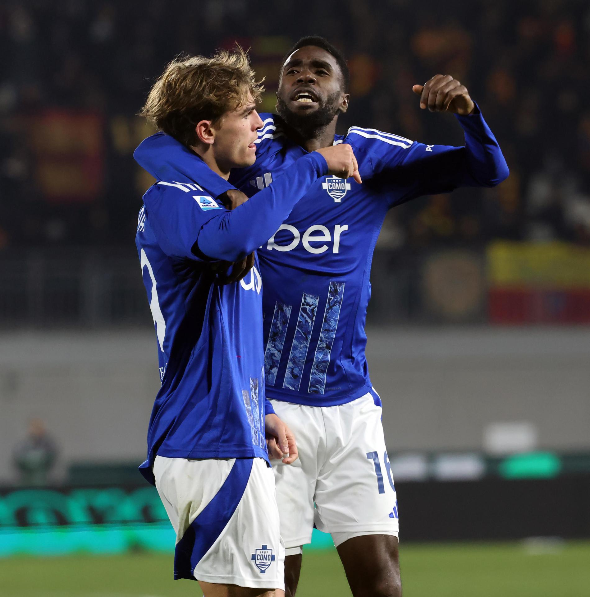 Nico Paz celebra el 1-0 junto a Alieu Fadera. EFE/EPA/MATTEO BAZZI