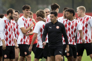 ALT El Girona apura sus escasas opciones de clasificación ante el líder