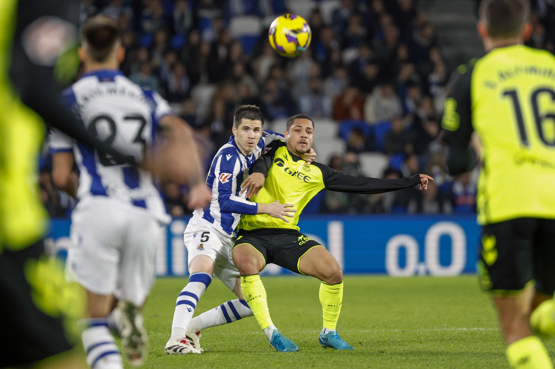 El defensa de la Real Igor Zubeldia (i) pelea un balón con Vitor Roque, del Betis, durante el partido de LaLiga que Real Sociedad y Real Betis disputan este domingo en el estadio Reale Arena, en San Sebastián. EFE/Juan Herrero 