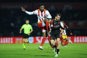 El jugador colombiano del AVS Cristian Devenish (I) pelea un balón junto a Kerem Akturkoglu (d),del Benfica, durante el partido de la Portuguese First League que han jugado AVS y Benfica en el Clube Desportivo das Aves, en Vila das Aves, Santo Tirso, Portugal. EFE/EPA/ESTELA SILVA