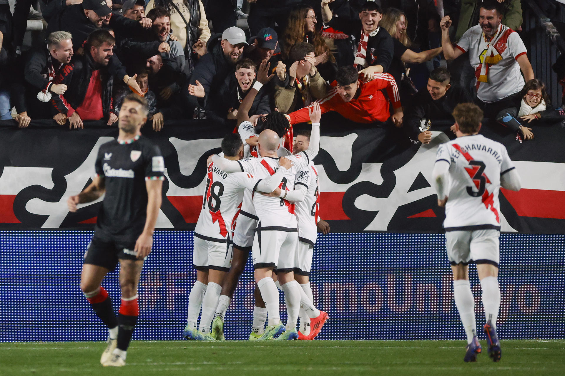 Los jugadores del Rayo celebran tras marcar ante el Athletic, durante el partido de LaLiga en el estadio de Vallecas, en Madrid. EFE/Zipi 
