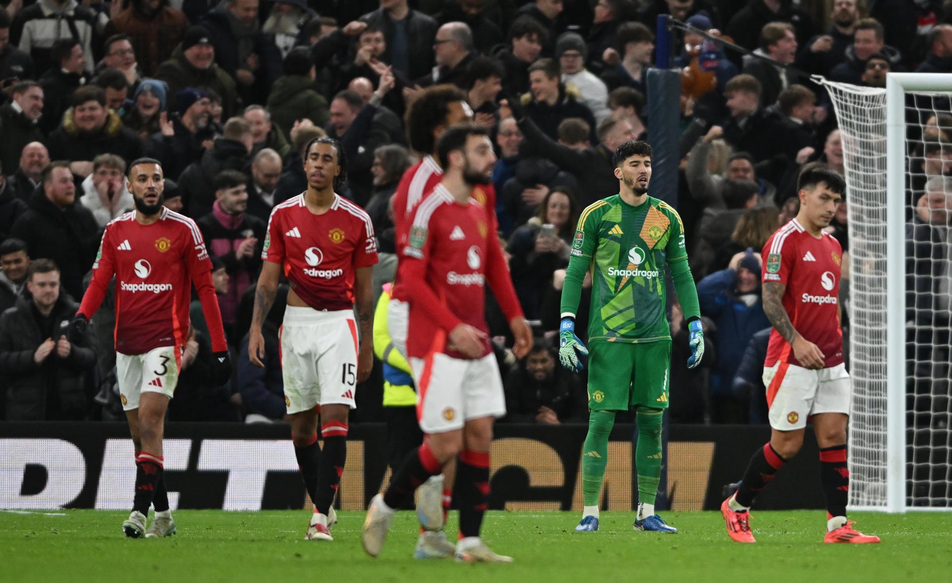 Altay Bayindir, tras el cuarto gol del Tottenham. EFE/EPA/DANIEL HAMBURY