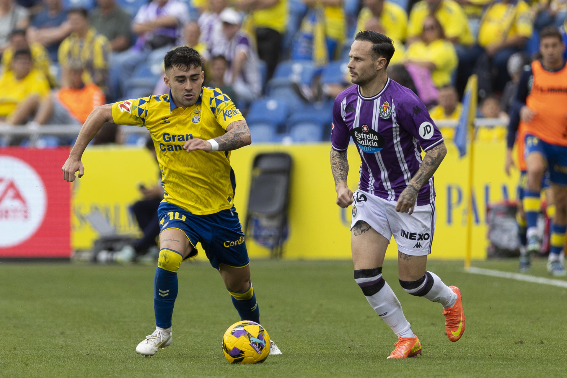 El centrocampista de la Unión Deportiva Las Palmas Alberto Moleiro (i) disputa un balón ante el centrocampista del Real Valladolid Iván Sánchez, durante el partido correspondiente a la jornada décimo sexta de LaLiga EA Sports que disputaron Estadio de Gran Canaria.EFE/Quique Curbelo