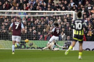 El colombiano Jhon Duran (C) marca el 1-0 durante el partido de la Premier League que han jugado Aston Villa y Manchester City, en Birmingham, Reino Unido. EFE/EPA/TIM KEETON
