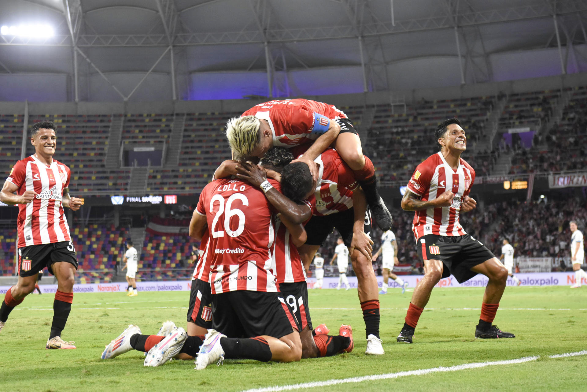 Jugadores de Estudiantes de La Plata celebran este sábado la conquista del Trofeo de Campeones de Superliga al golear por 3-0 al flamante campeón argentino Vélez Sarsfield en el estadio Único Madre de Ciudades, en Santiago del Estero. EFE/ Luis Santillán. 