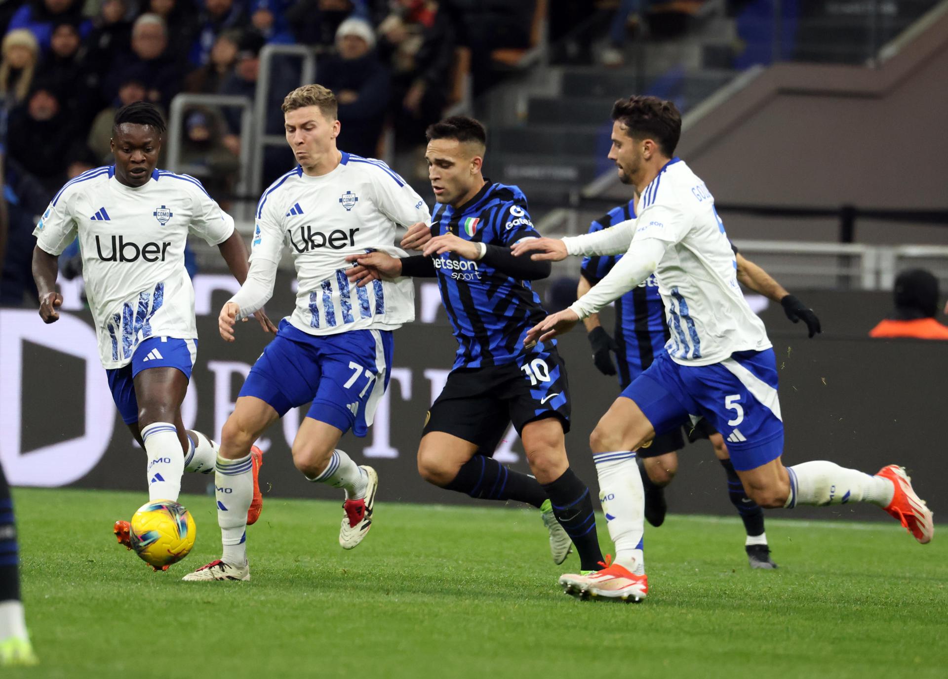 El delantero del Inter Milan Lautaro Martinez (2-d) trata de dejar atrás al jugador del Como Ignace Van der Brempt (2-I) durante el partido de la Serie A que han jugado Inter y Como en el Giuseppe Meazza stadium en Milan, Italia. EFE/EPA/MATTEO BAZZI 