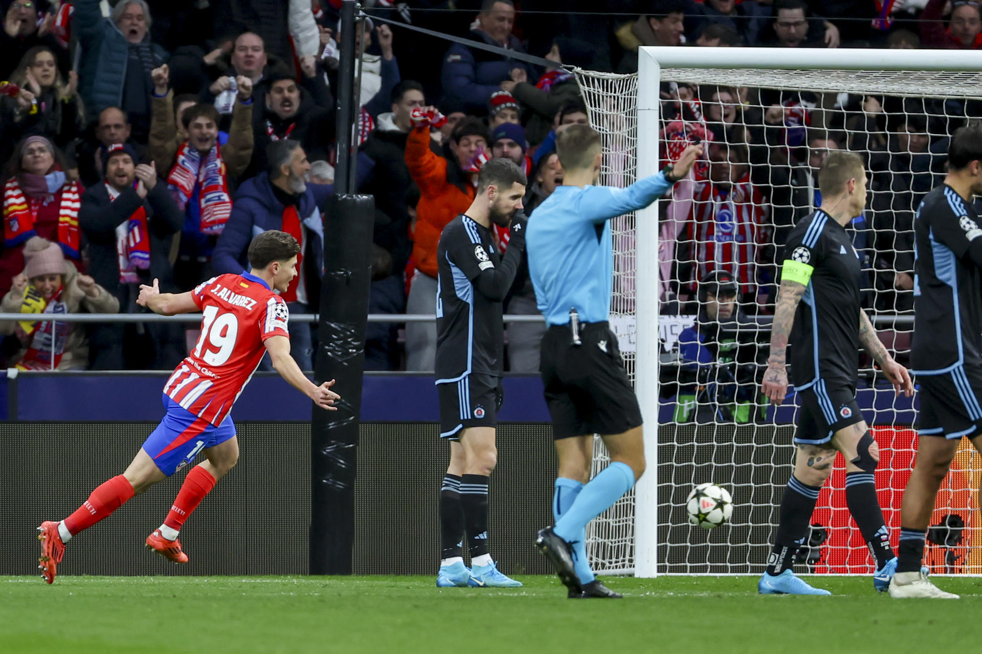 El delantero del Atlético de Madrid, Julián Álvarez (i), tras conseguir el primer gol del equipo rojiblanco durante el encuentro correspondiente a la fase regular de la Liga de Campeones que disputan Atlético de Madrid y Sl. Bratislava en el estadio Metropolitano, en Madrid. EFE / Kiko Huesca.