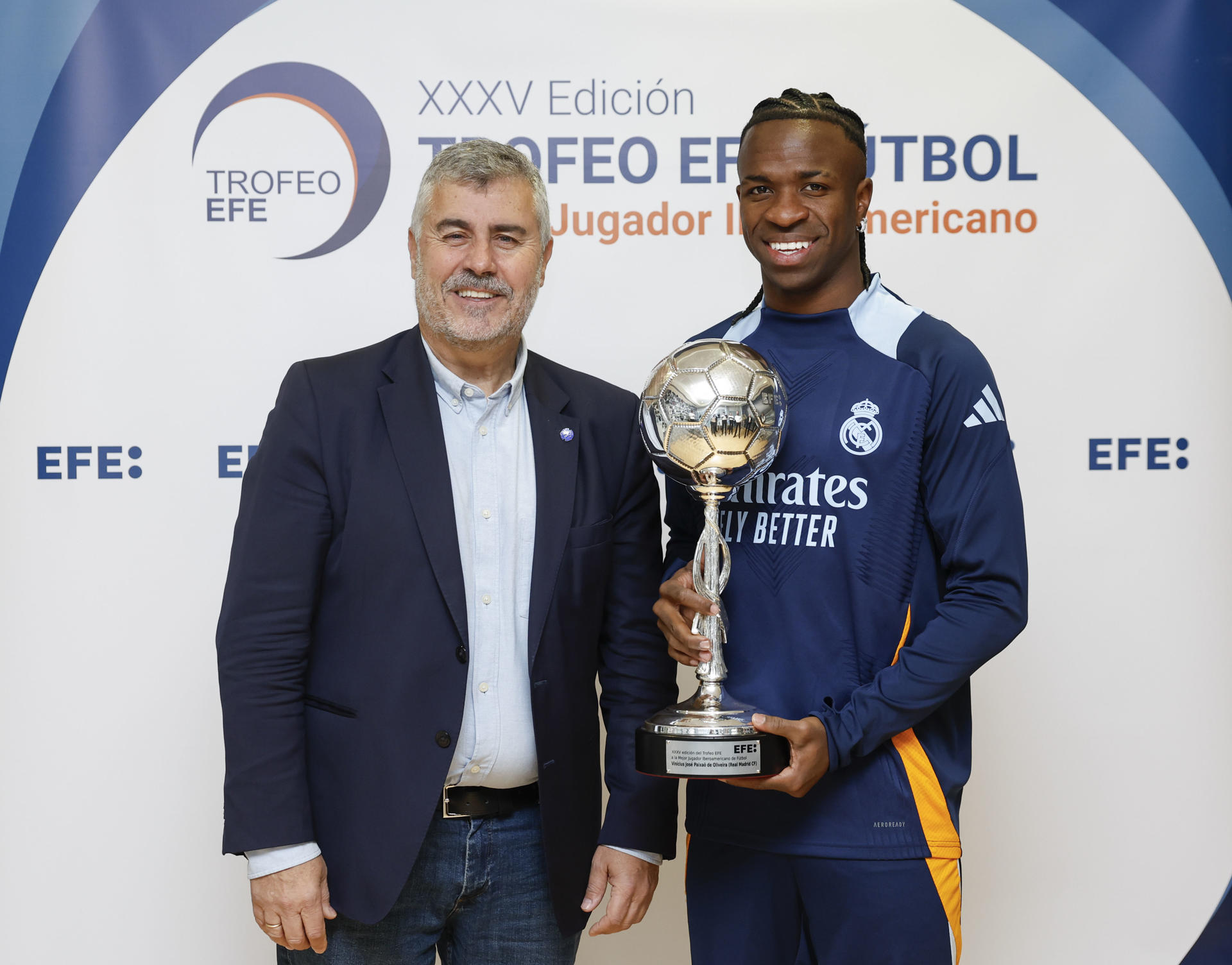 El brasileño Vinicius recibe premio al mejor jugador Iberoamericano 2024