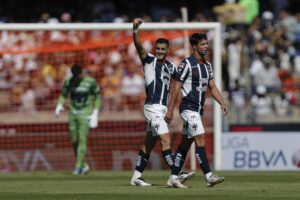 Jugadores de Monterrey, festejan una anotación ante Pumas este domingo, durante el juego de vuelta de cuartos de final del torneo mexicano de fútbol celebrado en el Estadio Olímpico Universitario, en Ciudad de México (México). EFE/Isaac Esquivel