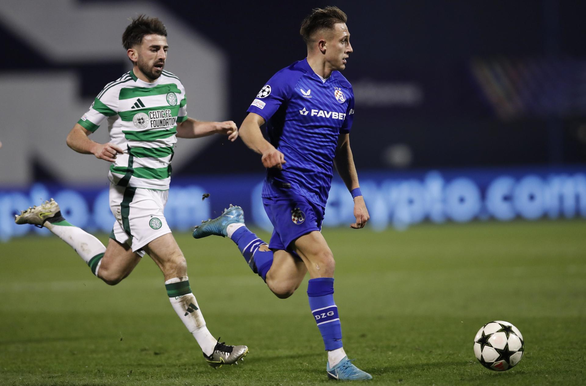 El jugador del Celtic Greg Taylor (I) en acción Sandro Kulenovic (d), del DInamo, durante el partido de la sexta jornada de la UEFA Champions League que han jugado Dinamo Zagreb y Celtic en Zagreb, Croacia. EFE/EPA/ANTONIO BAT 
