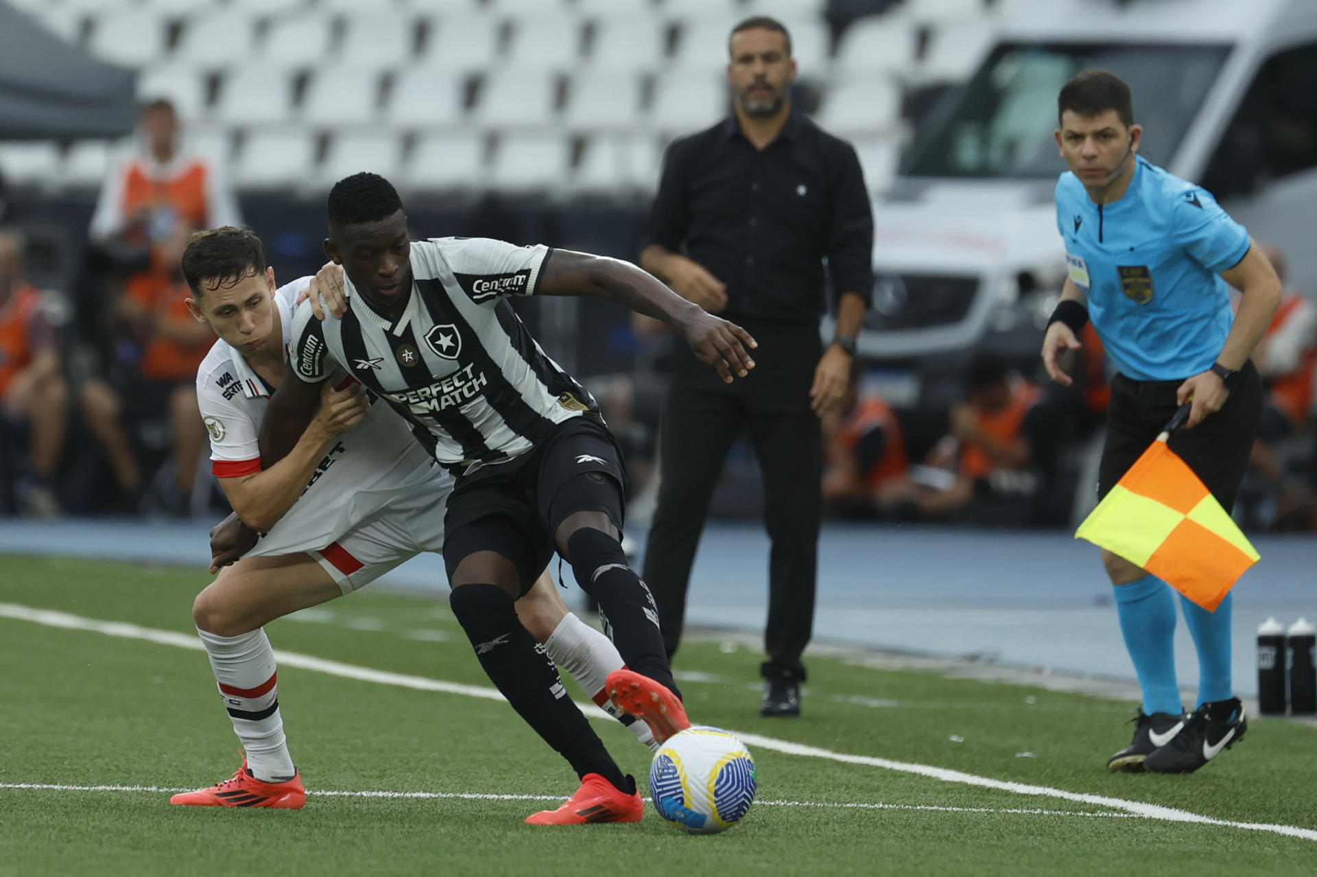 Patryck, de Sao Paulo, marca a Luiz Henrique (d), de Botafogo en el estadio Olímpico Nilton Santos, en Río de Janeiro. EFE/ Antonio Lacerda