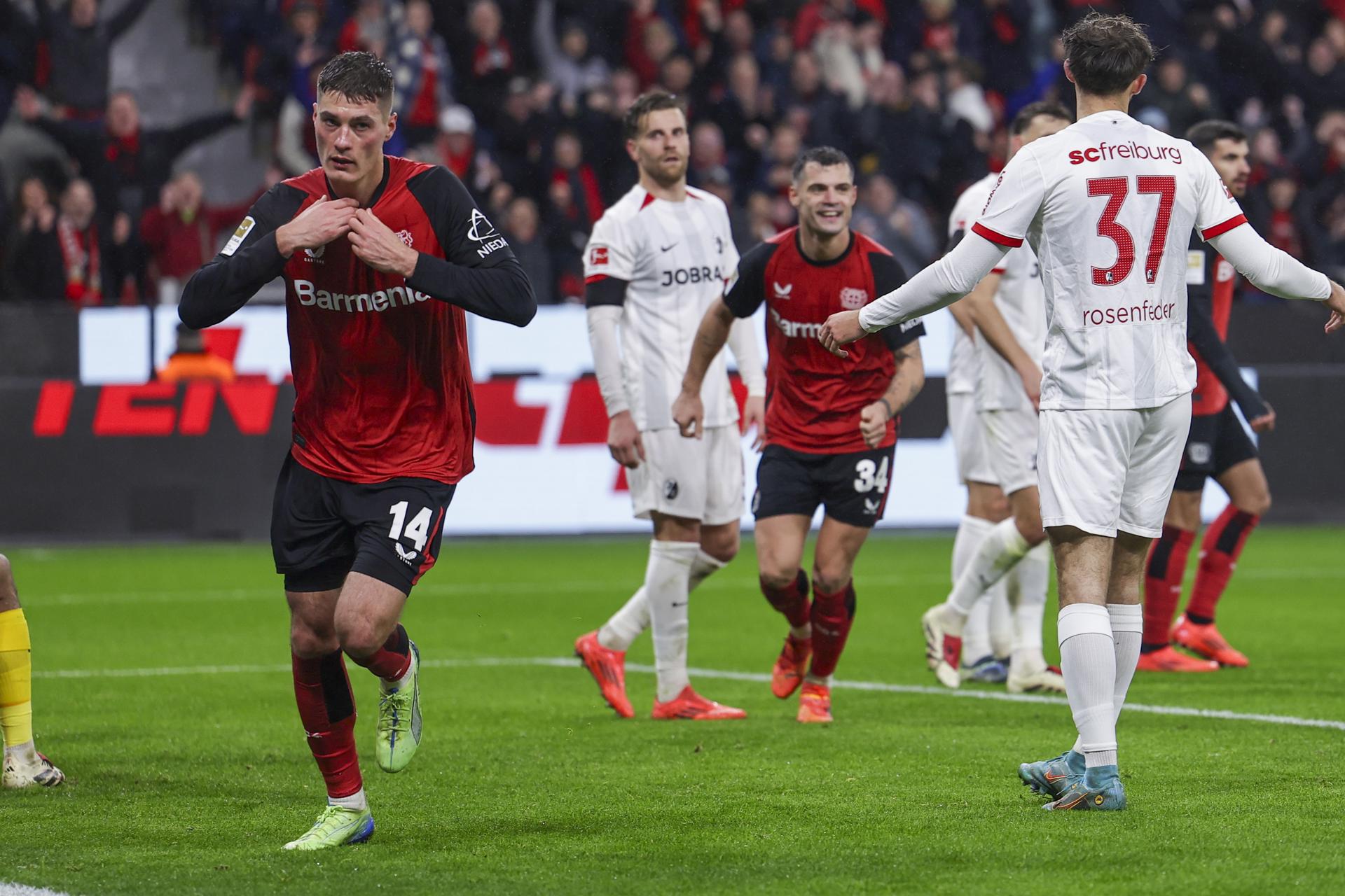 El jugador del Leverkusen Patrik Schick (I) celebra el 5-1 durante el partido de la Bundesliga que han jugado Bayer 04 Leverkusen y SC Freiburg en Leverkusen, Alemania. EFE/EPA/CHRISTOPHER NEUNDORF