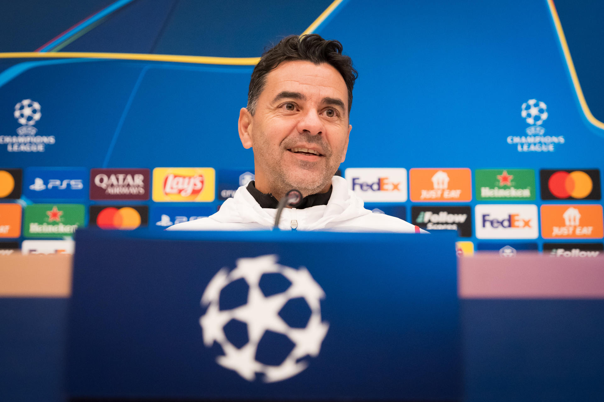El técnico del Girona FC, Michel Sánchez, durante la rueda de prensa que ha ofrecido tras el entrenamiento que ha realizado la plantilla rojiblanca en las instalaciones de la Girona Football Academy by PUMA, para preparar el partido de la sexta jornada de la fase de liga de la Liga Campeones que disputarán mañana en el estadio de Montilivi (Girona) ante el Liverpol FC.EFE/ David Borrat