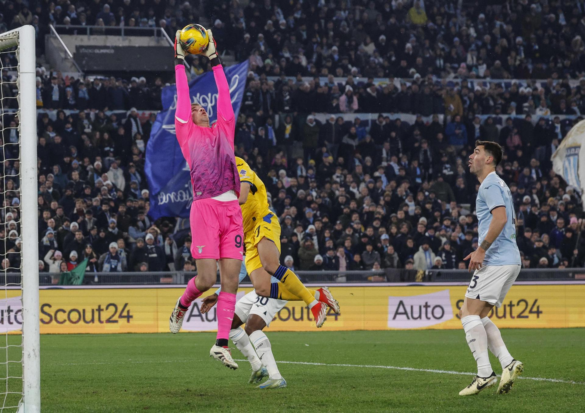Provedel atrapa un balón durante el partido. EFE/EPA/GIUSEPPE LAMI 