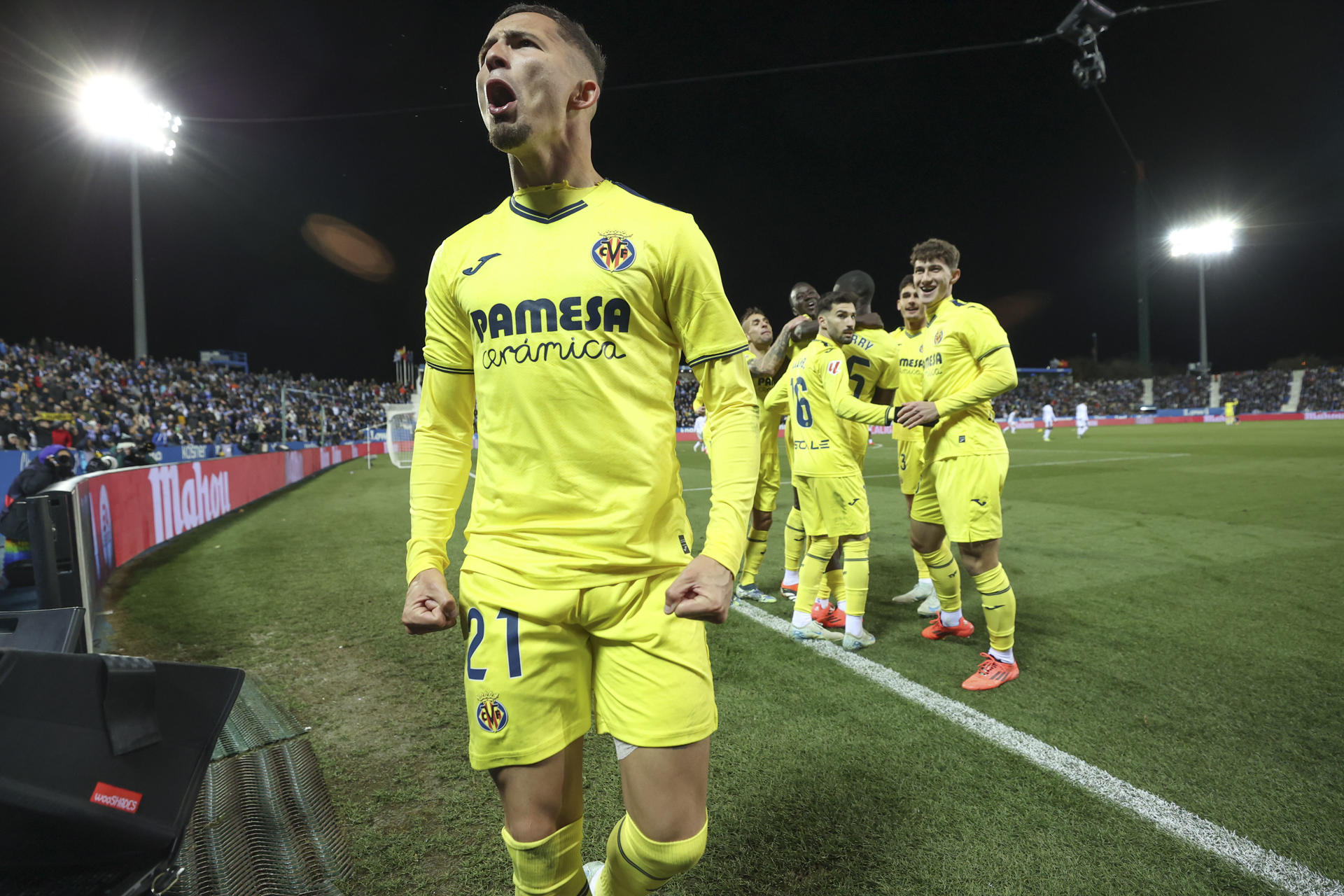 Los jugadores del Villarreal celebran el tercer gol de su equipo durante el encuentro de la jornada 18 de LaLiga que CD Leganés y Villarreal CF disputaron en el estadio de Butarque, en Leganés. EFE/Kiko Huesca 