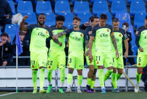 El delantero del Mallorca Cyle Larin (i) celebra tras marcar el 0-1 durante el partido de LaLiga que enfrenta a su equipo contra el Getafe este sábado en el Coliseum en Getafe. EFE/ Juanjo Martín