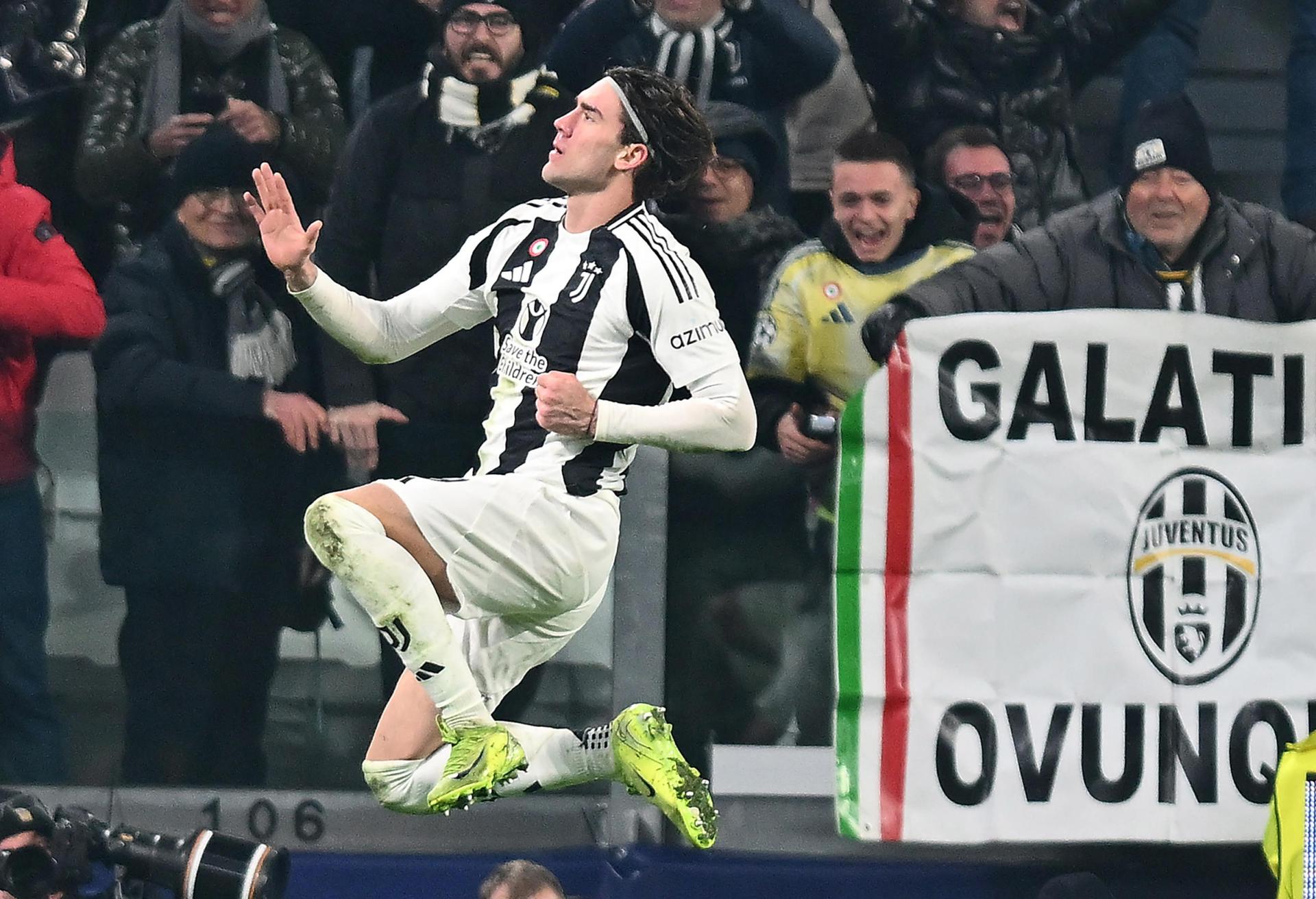 El jugador del Juventu' Dusan Vlahovic celebra su gol duriante el partido de la sexta jornada de la UEFA Champions League que han jugado Juventus FC y Manchester City FC en el Allianz Stadium en Turin, Italia. EFE/EPA/ALESSANDRO DI MARCO 