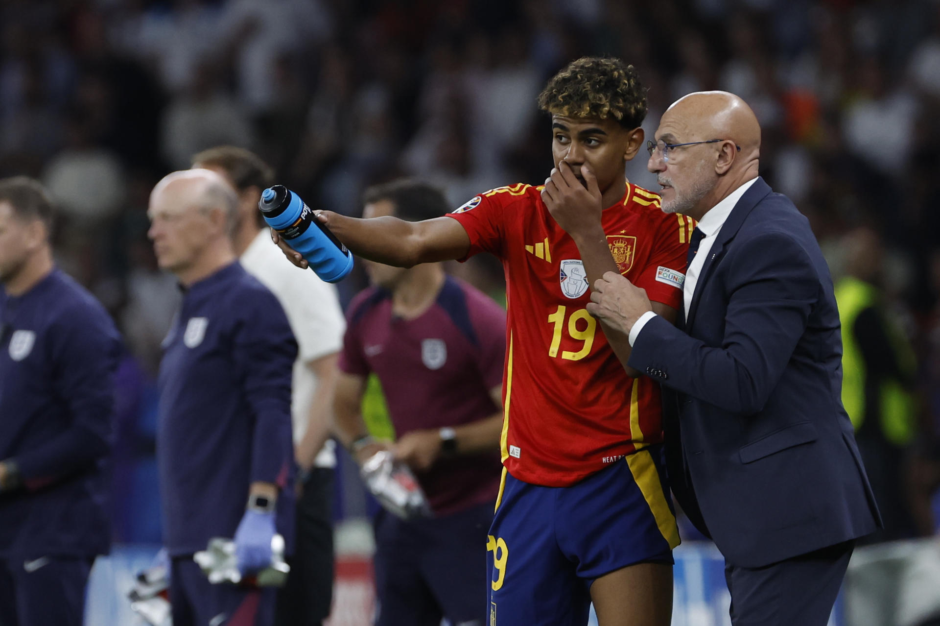 El delantero de la selección española Lamine Yamal recibe instrucciones del técnico español, Luis de la Fuente, durante el encuentro correspondiente a la final de la Eurocopa que disputaron España e Inglaterra en el Estadio Olímpico de Berlín. EFE / J.J.Guillen/Archivo 