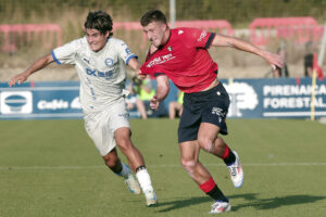 El jugador de Osasuna Abel Bretones y el del Alavés Luka en las instalaciones de Tajonar el pasado verano en un amistoso.  EFE/ Jesus Diges