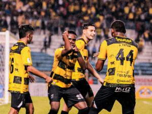 alt Real España gana clásico al Olimpia con gol colombiano y es líder en Honduras