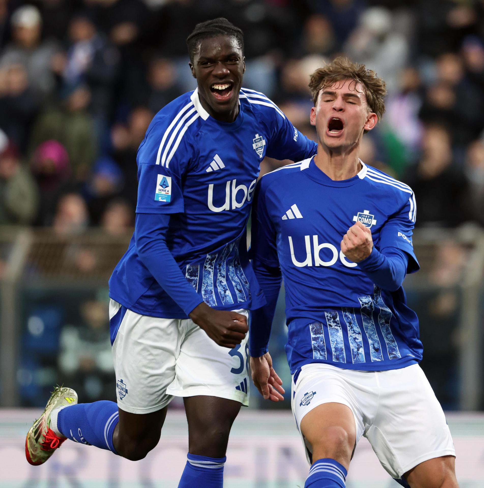 Los jugadores del Como Nico Paz (d) y Assane Diao celebran un gol durante el partido de la Serie A que han jugado Como 1907 y BC Atalanta, y Como, Italia. EFE/EPA/MATTEO BAZZI 