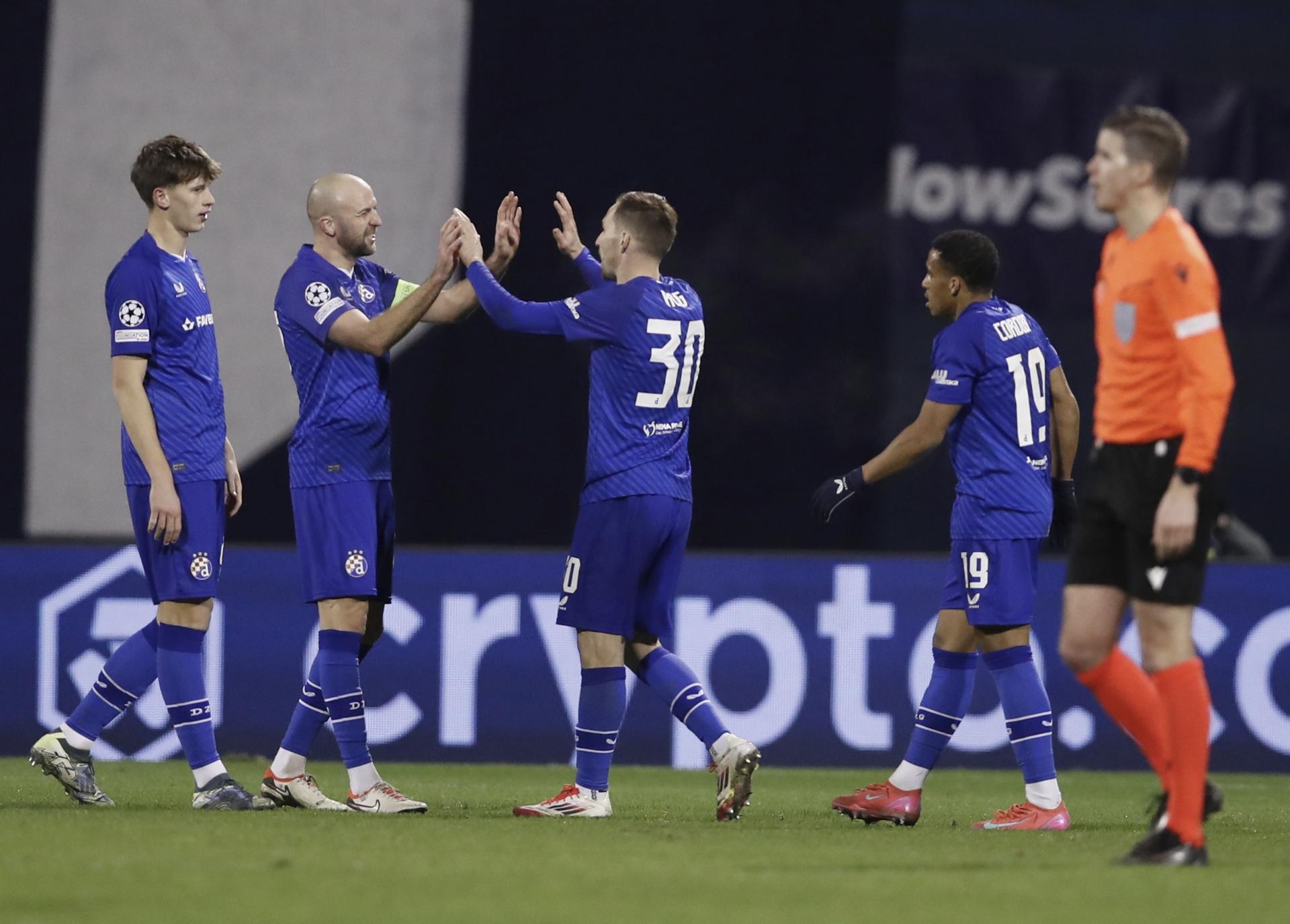 Los jugadores del Dinamo Zagreb celebra un gol durante el partido de la UEFA Champions League que han jugado Dinamo Zagreb y AC Milan en Zagreb, Croacia. EFE/EPA/ANTONIO BAT 