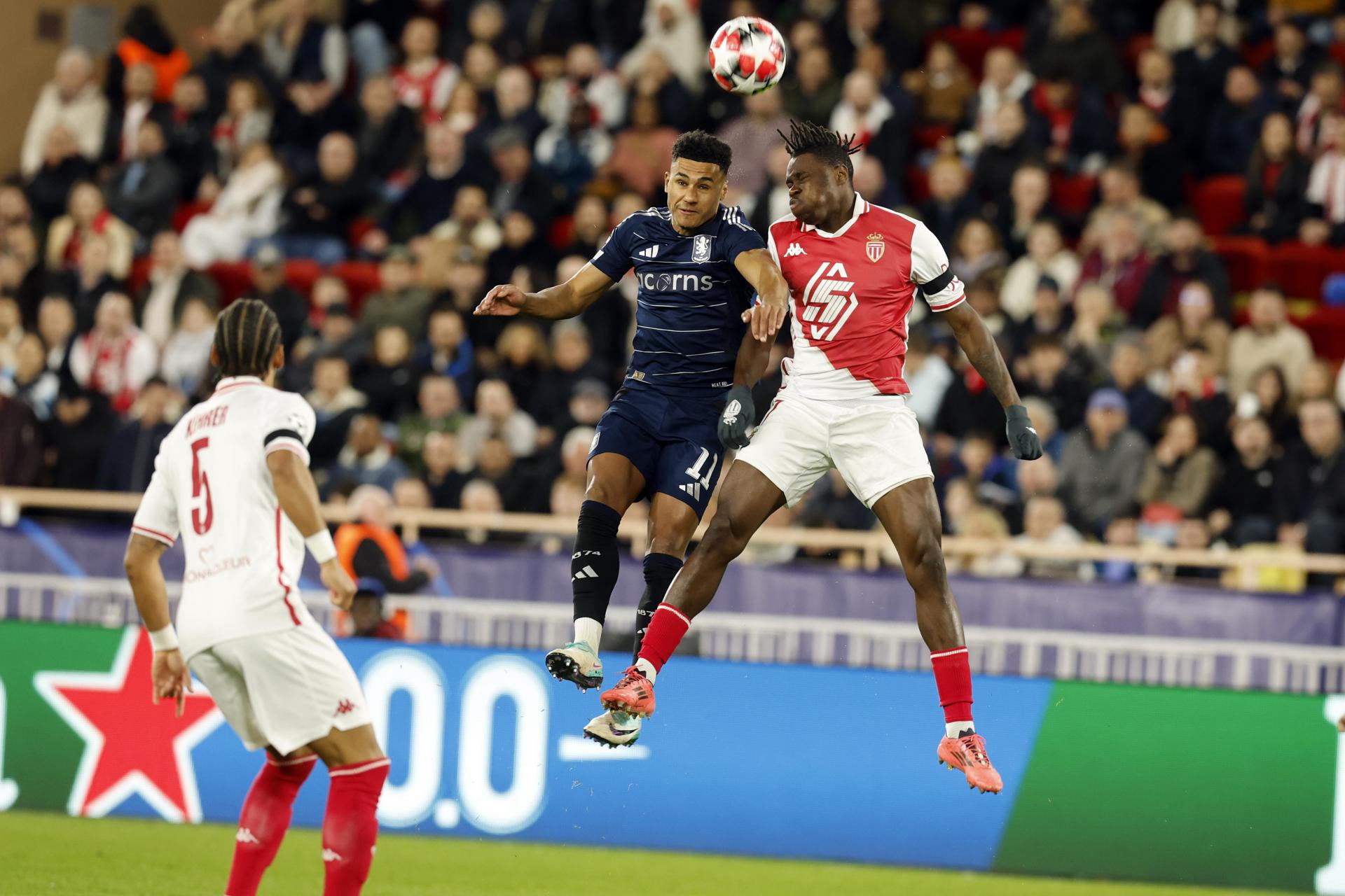 El jugador del As Mónaco Wilfried Singo (d) salta con Ollie Watkins (I), del Aston Villa, durante el partido de la sétima jornada de la UEFA Champions League que han jugado AS Monaco y Aston Villa FC, en Monaco. EFE/EPA/SEBASTIEN NOGIER 