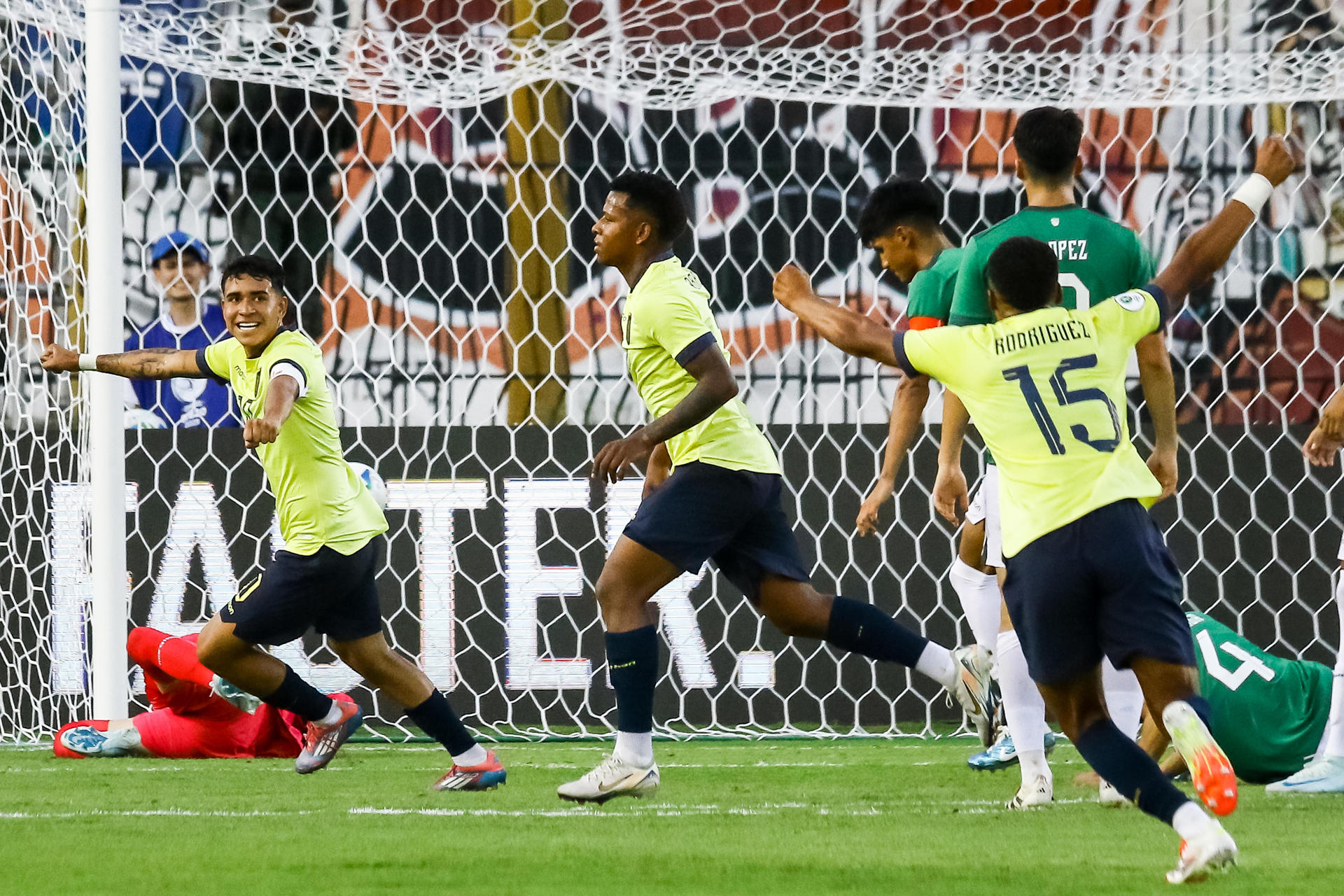 Jugadores de Ecuador celebran un gol ante Bolivia. EFE/ Juan Carlos Hernández 