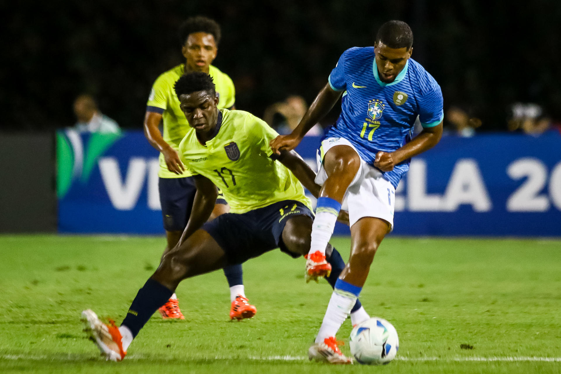 Bruno Steven Caicedo (i) de Ecuador disputa un balón con Gustavo Prado de Brasil, en un partido del grupo B del Campeonato Sudamericano sub-20 entre las selecciones de Ecuador y Brasil, en el estadio Polideportivo Misael Delgado en Valencia (Venezuela). EFE/ Juan Carlos Hernández 