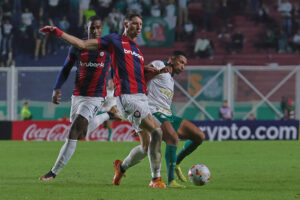 Fotografía de archivo, tomada el pasado 3 de abril, en la que se registró al defensor argentino Gastón Campi (c), al actuar para el club San Lorenzo de Argentina, durante un partido de la Copa Libertadores, en Buenos Aires (Argentina). EFE/Luciano González