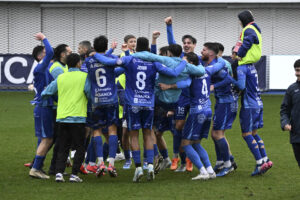 Los jugadores del Ourense celebran su victoria ante el Real Valladolid al final del partido de Copa del Rey disputado en el estadio de O Couto. EFE/Brais Lorenzo