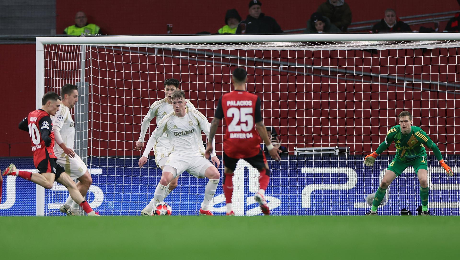 El jugador Florian Wirtz, del Leverkusen (2I) marca durante el partido de la UEFA Champions Leaguejugado en Alemania. 